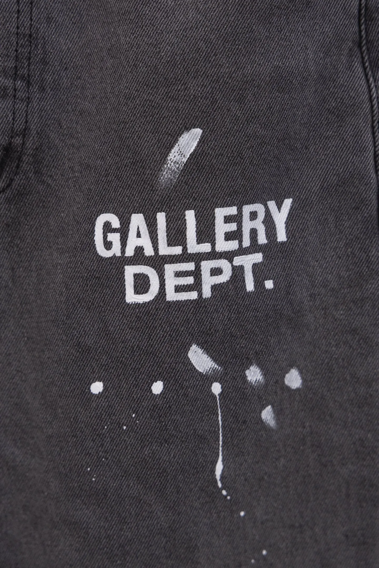 💰270 GALLERY DEPT.25ss new style splash-ink jeans, boot-cut trousers, denim + splash-ink, full of artistic sense! The trouser legs are spliced ​​with denim, creating a layered look, and the words "GALLERY DEPT." are super recognizable✨. High-density denim, wear-resistant and comfortable, perfect for daily wear or street style. Inspired by the classic elements of Helmut Lang, splashing ink is full of three-dimensionality. Pair it with simple tops or HL items to easily get a sense of avant-garde fashion! Gallery Dept. targets the global fashion pioneer group aged 18-35 and positions itself as a "high street art trendy brand". Cultural symbol output: Through endorsements from stars such as Virgil Abloh, Jennie, and Justin Bieber, the brand’s benchmark status in the hip-hop and fashion circles is strengthened. Size: 28-34 Color: Gray Blue